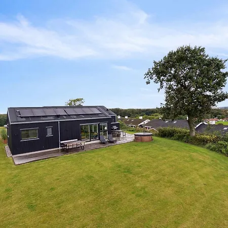 Lovely New-built Near Sea *